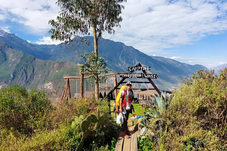 Turista llegando a uno de los campamentos de Choquequirao