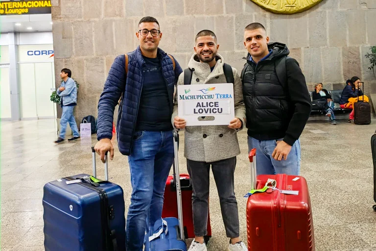 Turistas en el aeropuerto de Cusco