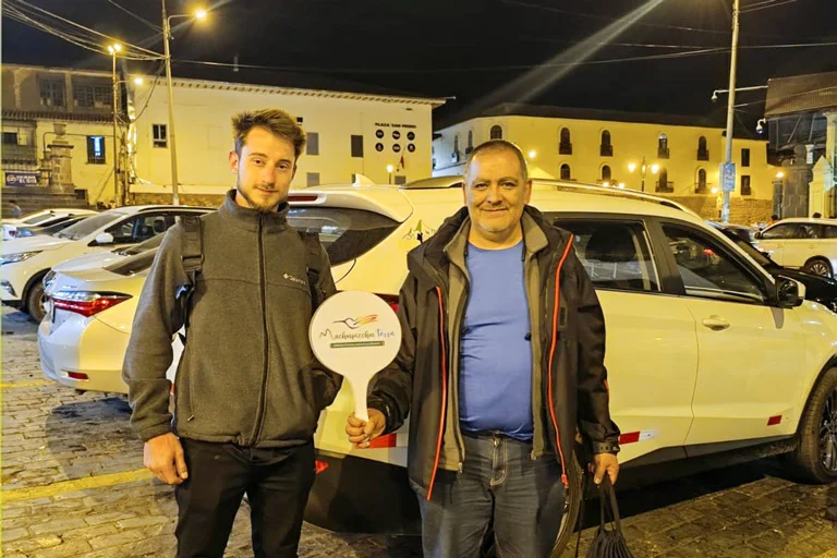 Turistas abordando el transporte turístico hacia el inicio de la caminata