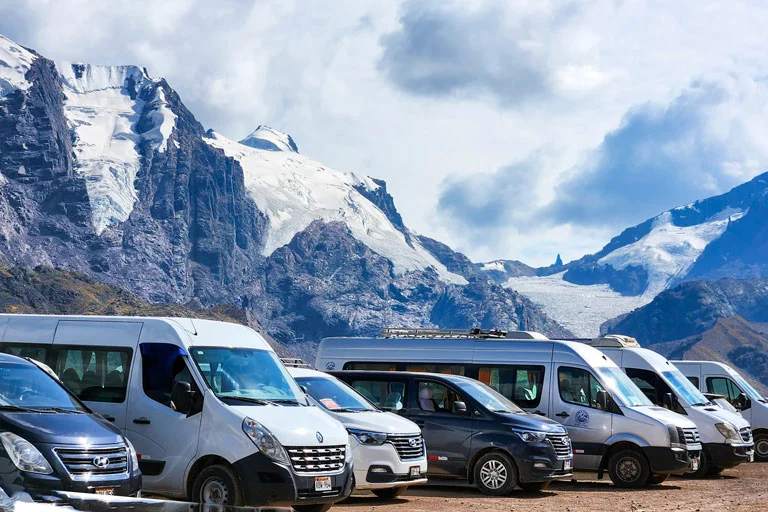 Carros estacionados en el punto de inicio de la caminata al Vinicunca
