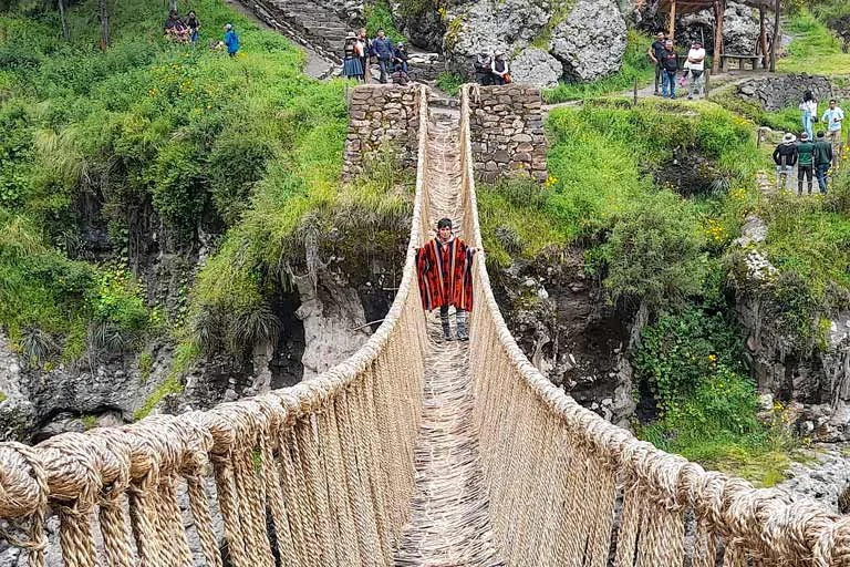 Visitante cruzando el Puente Q’eswachaka