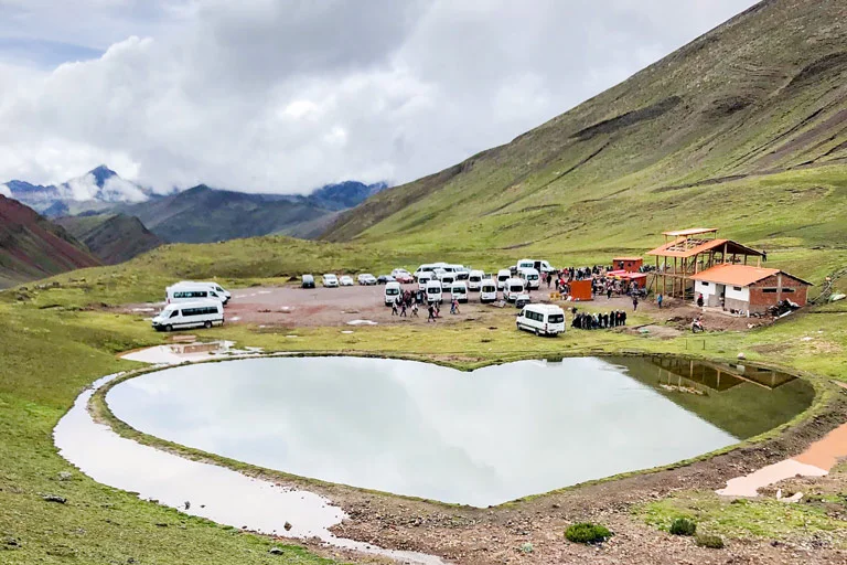 Estacionamiento de vehículos en la Montaña de colores