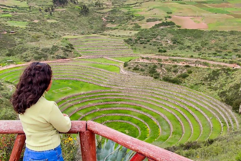 Joven observando las terrazas circulares de Moray