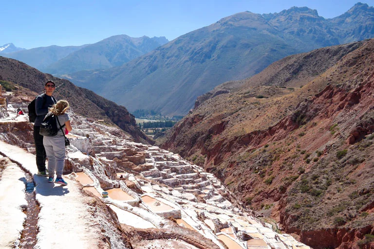 Pareja de visitantes en las Salineras de Maras