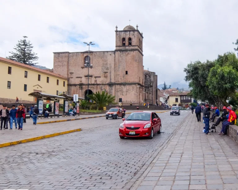 Así lucen algunos taxis en Cusco