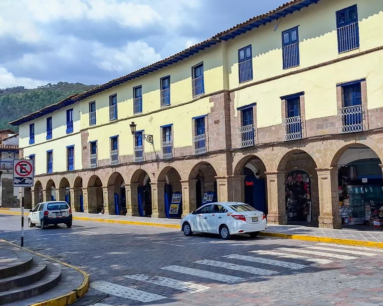 Taxi estacionado en la ciudad de Cusco