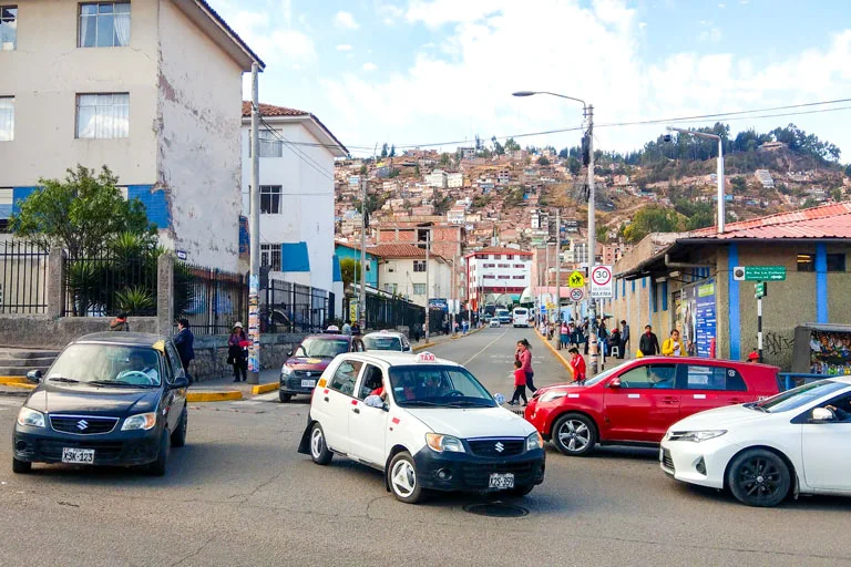 Autos en circulación cerca de la calle Puputi