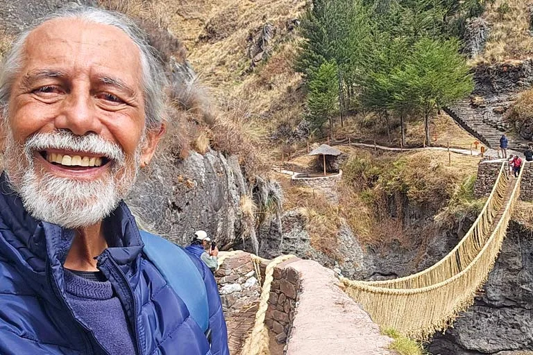 Turista visitando el Puente Q’eswachaka