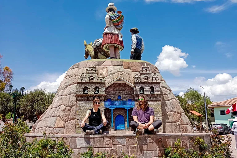 Turistas visitando a vila de Maras