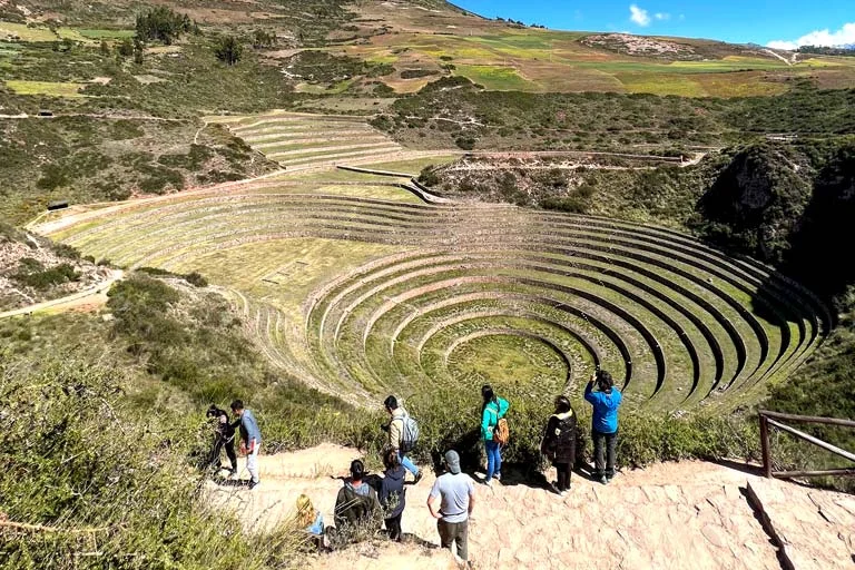 Visitantes observando las terrazas de Moray